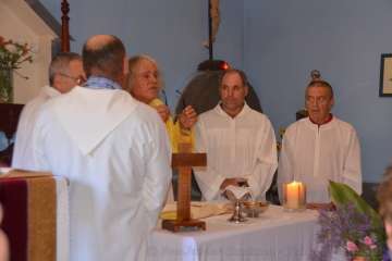Un vecino echa un cable para la misa en Tecén (Foto Francisco J. Santana)